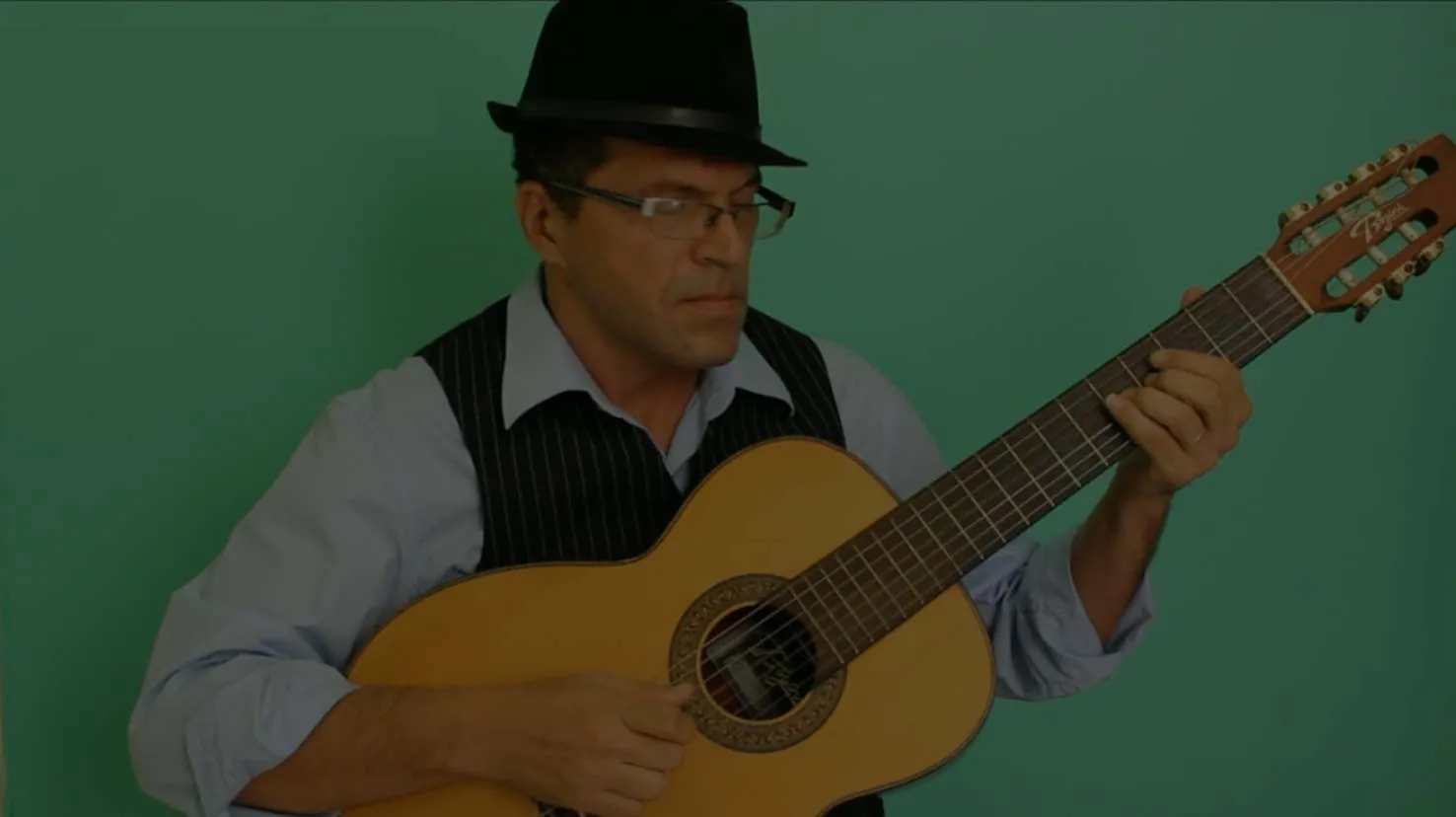 tocando violão
